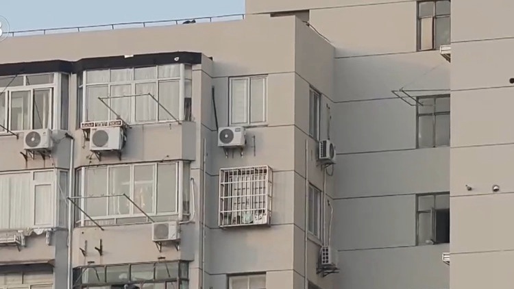 老楼装电梯 停工近一年