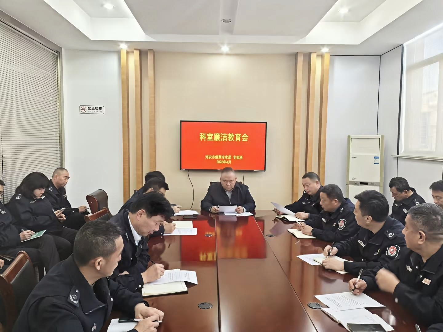 1783579492970128.jpg 3、执法人员开展警示教育.jpg
