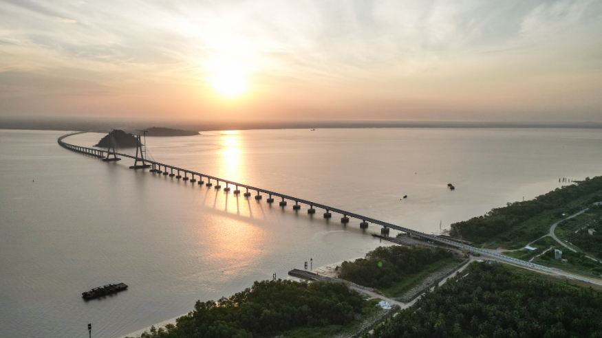 中企承建的马来西亚鲁巴跨海大桥正式通车