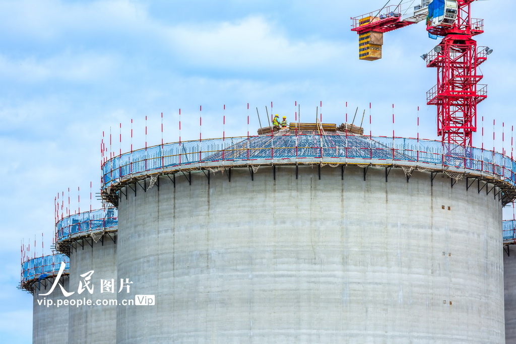 甘肃张掖：战高温 建粮仓【2】