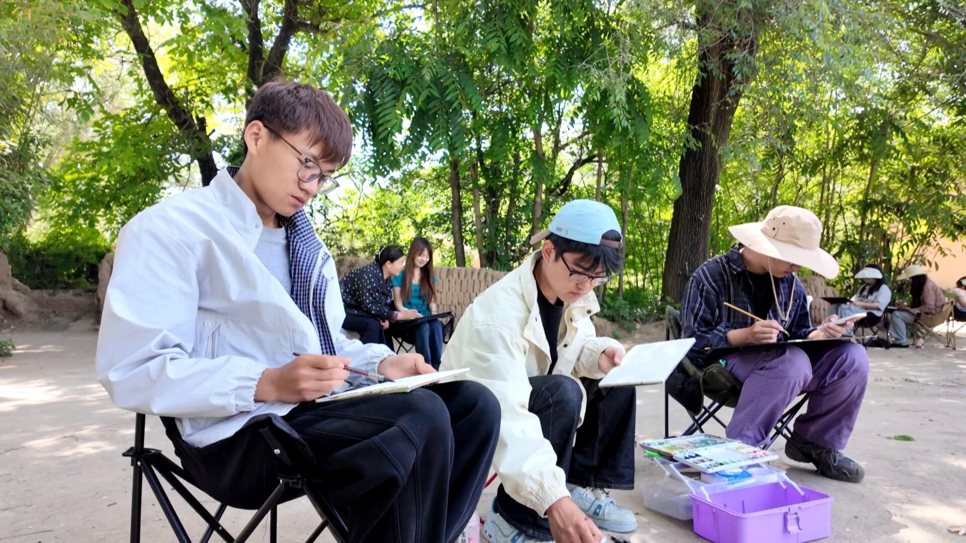 照片4（甘肃民族师范学院师生在水渠村田间地头写生，赵阳摄）.jpg