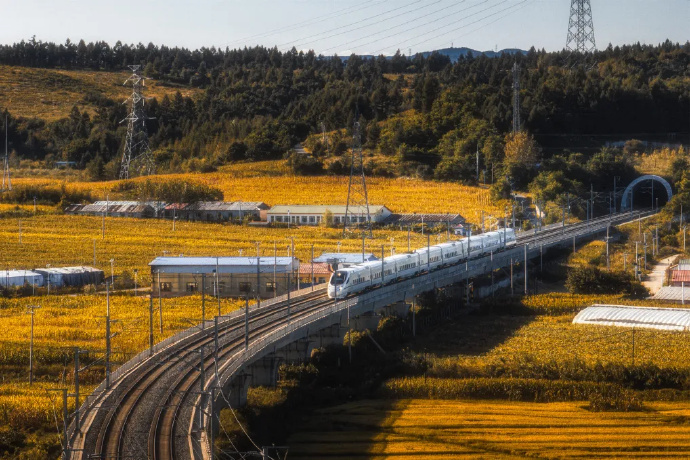 上半年全国铁路累计发送旅客创历史同期新高