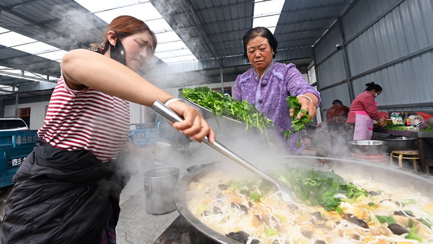 甘肃夏河积极安置山洪灾害受灾群众