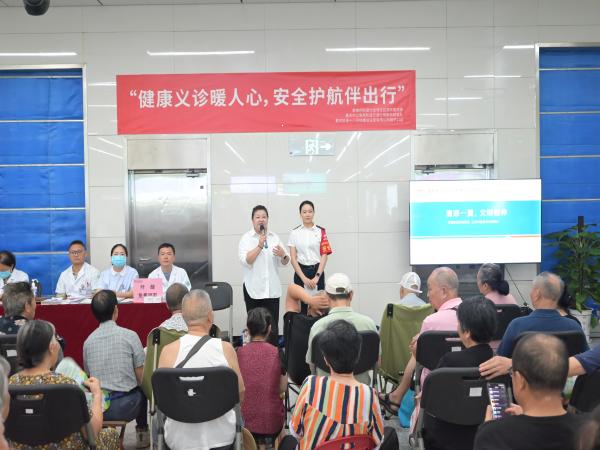 配图1车站工作人员与市民互动.jpg