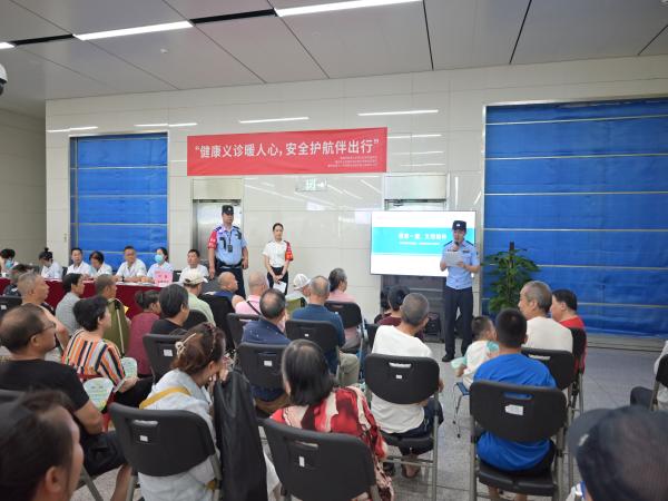 配图2轨道民警宣讲.jpg