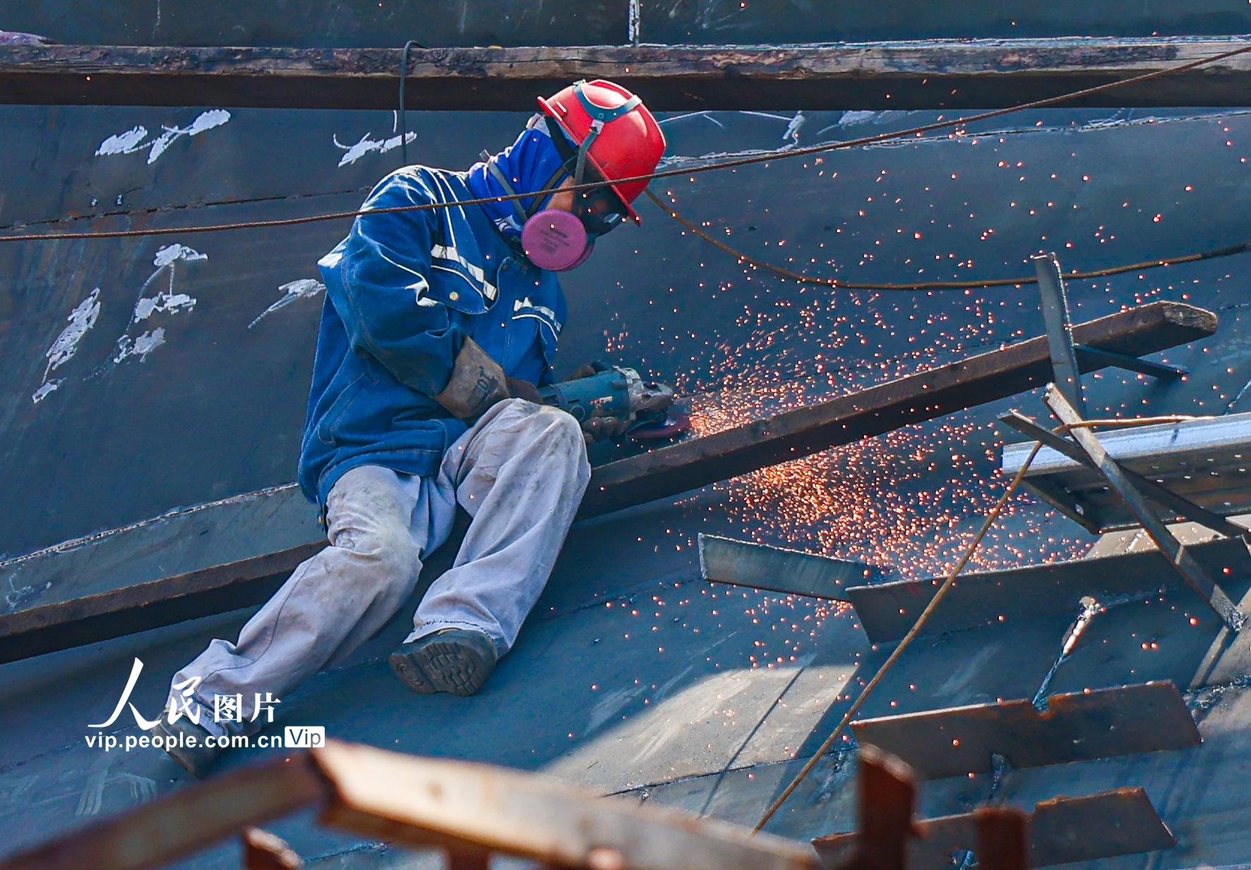 2026年7月28日,荣成市俚岛镇烟墩角造船厂,工人抢抓工期加紧施工作业,赶制船舶订单。