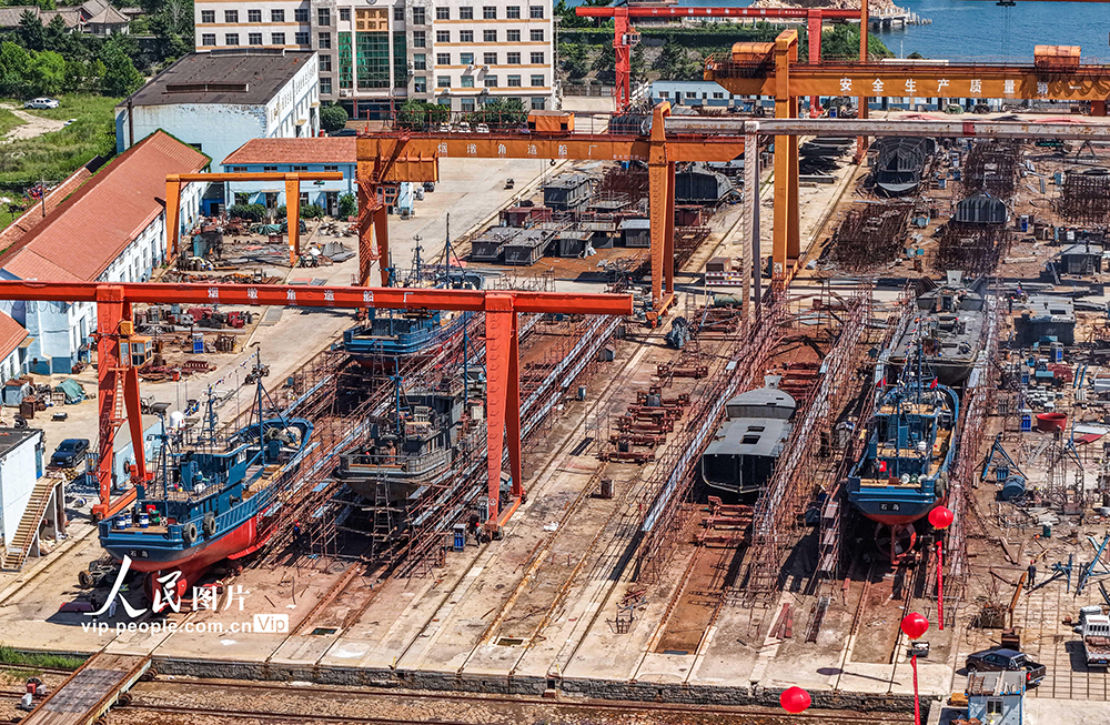 2026年7月28日,荣成市俚岛镇烟墩角造船厂,工人抢抓工期加紧施工作业,赶制船舶订单。