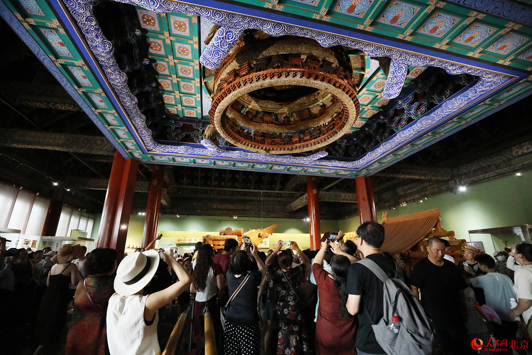 隆福寺万善正觉殿明间藻井原件吸引众多游客“打卡”。人民网记者 尹星云摄