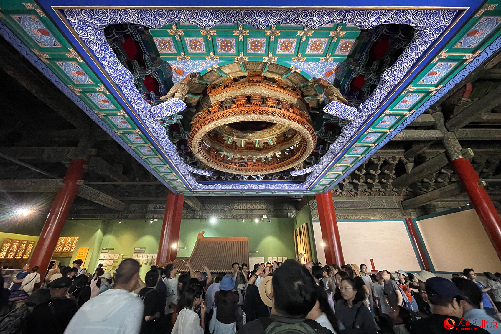 隆福寺万善正觉殿明间藻井原件吸引众多游客“打卡”。人民网记者 尹星云摄