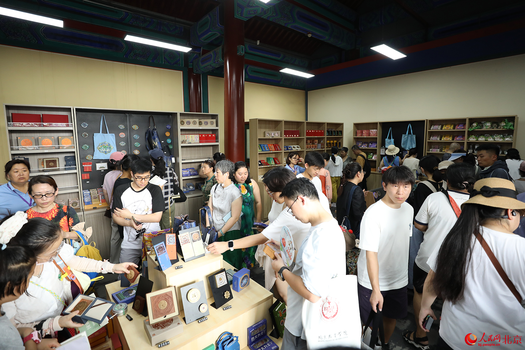 北京古代建筑博物馆内的特色文创持续“圈粉”。人民网记者 尹星云摄