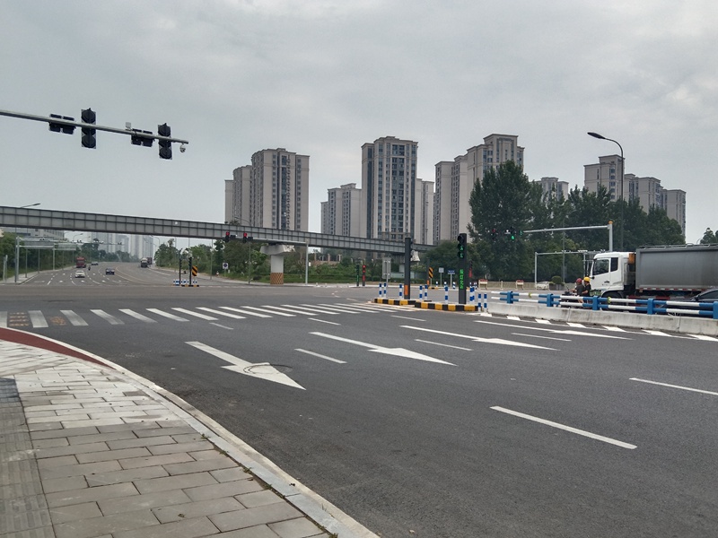 2.标准化的交通信号灯建成使用.jpg