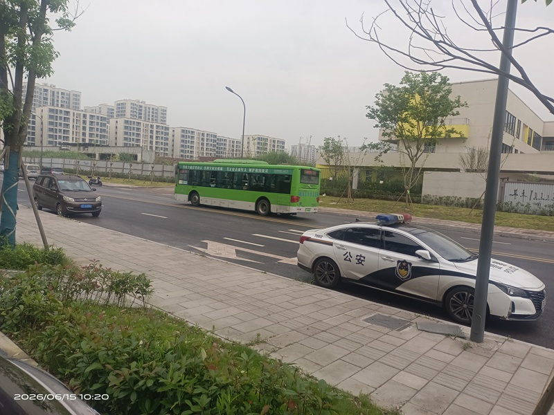 3.璧山801B公交车停靠小区站点.jpg