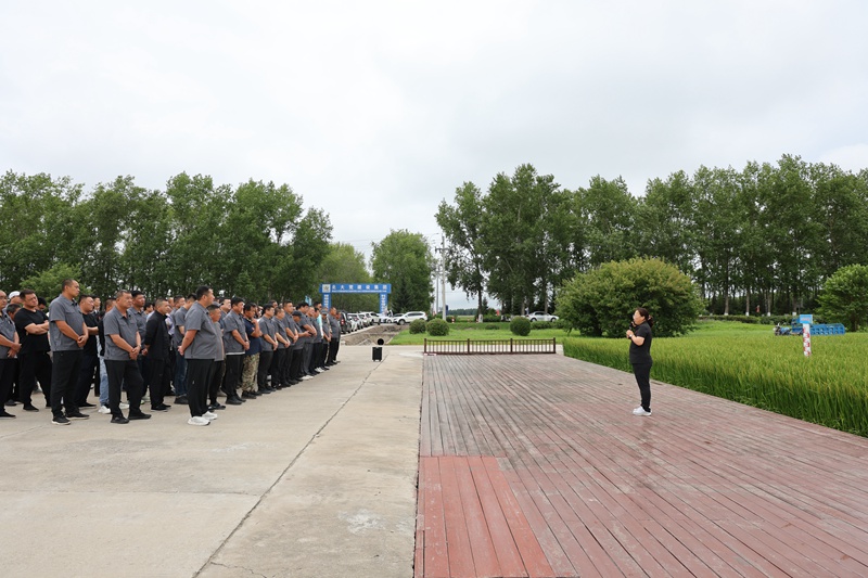 1785316507463067.jpg 授课中,李德萍重点讲解了预防稻瘟病、稻飞虱等水稻虫害的防治办法,.JPG