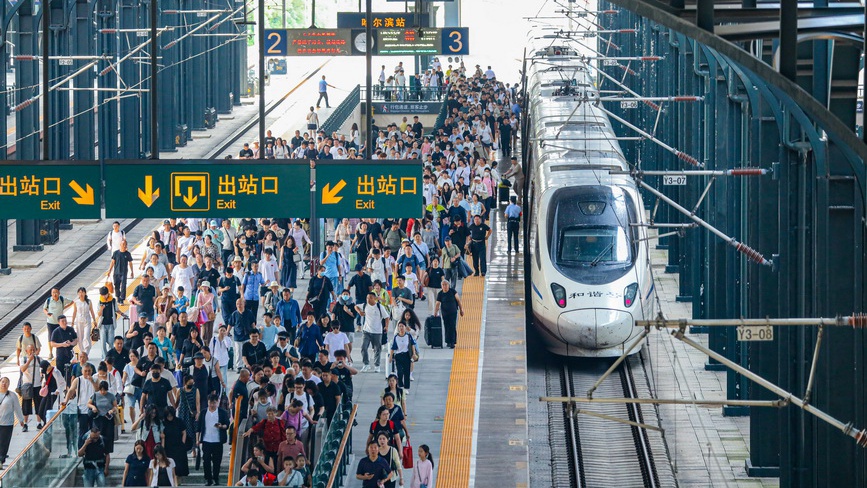 黑龙江哈尔滨：铁路迎来暑运客流高峰
