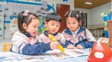 “电子带娃”代替不了暖心陪伴
