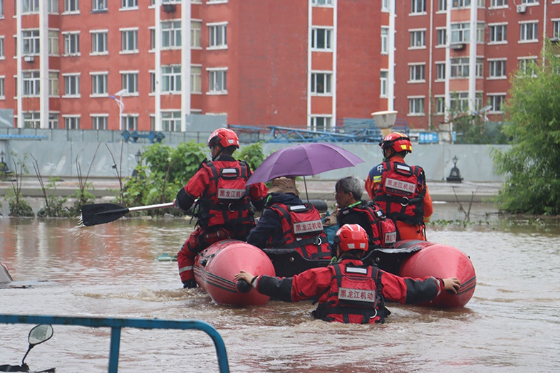 1785740697468790.jpg 消防员转移受灾群众,_副本.jpg