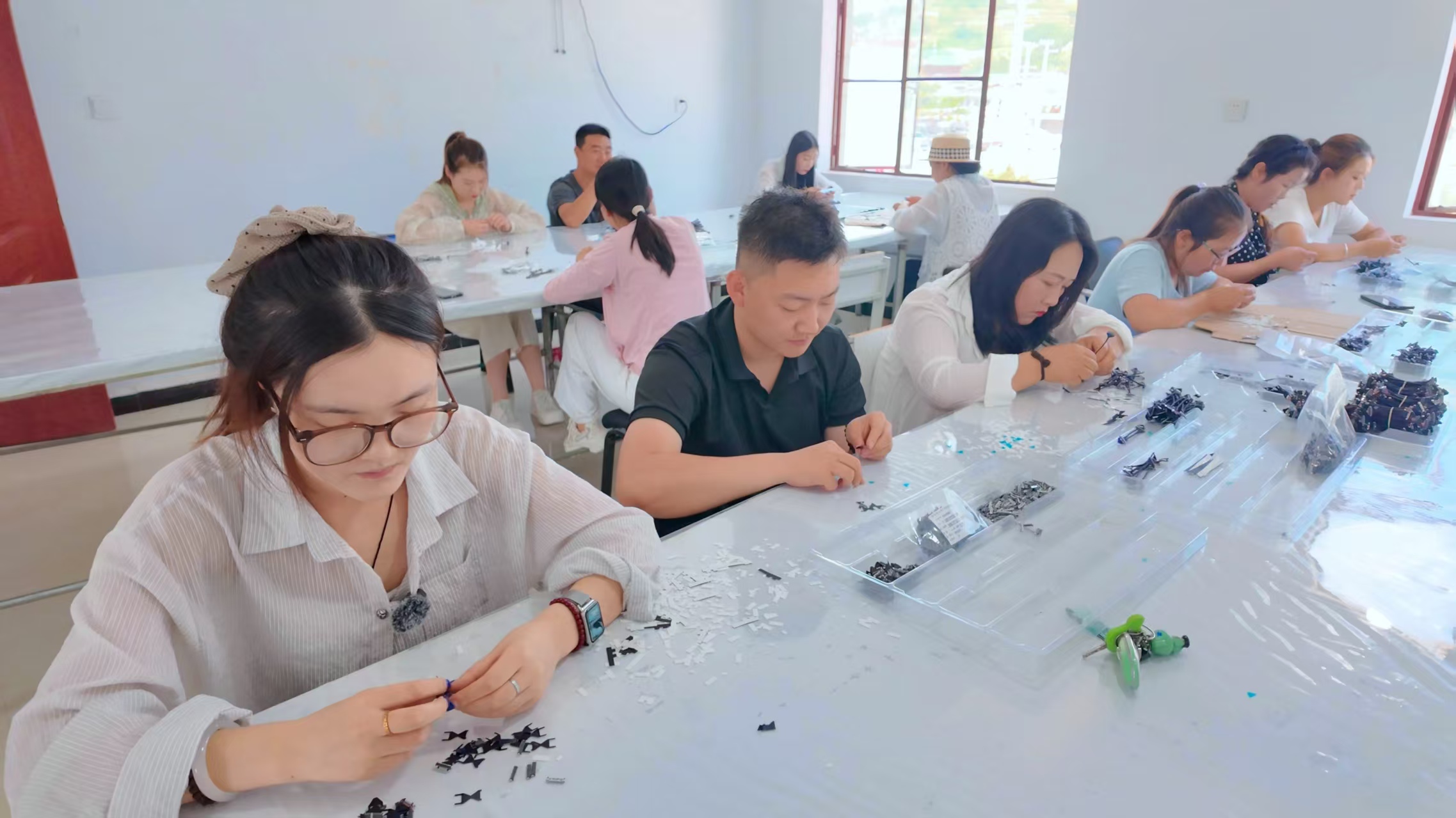 恭门镇利用村级文化站搭建电子产品加工点.jpg
