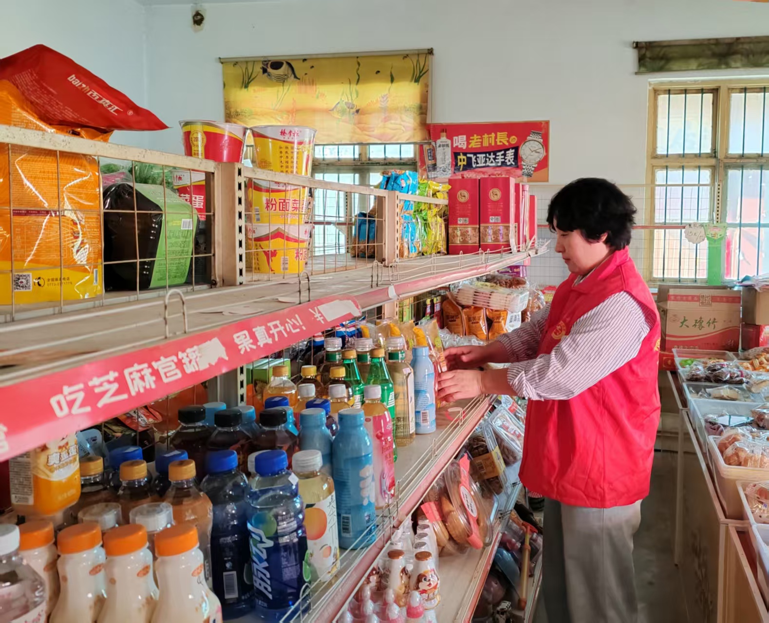 1786948556325731.jpg 图为客户经理帮助商户进行全店铺改造升级.jpg