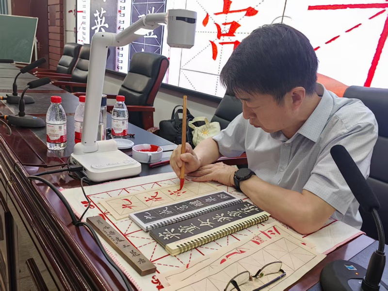 1787209880231061.jpg 中国书法家协会会员、新安县鸣臻书法培训中心校长张绍锋授课.jpg