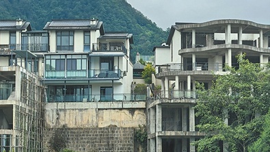 面目全非的“别墅”小镇