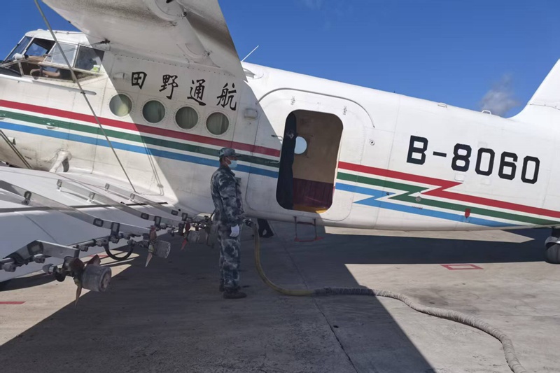 红色边疆农场有限公司飞机正在加药剂 王艳秋摄.jpg