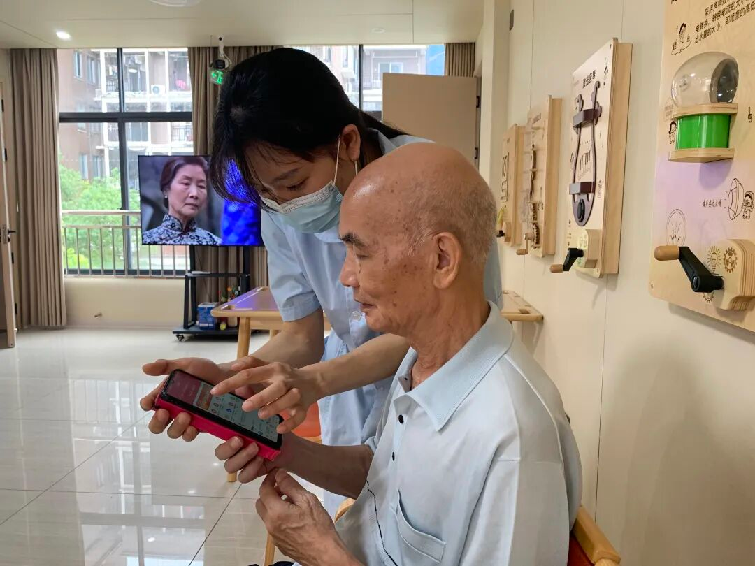 1787811878655430.png 工作人员帮助老人使用闽政通“福见康养”公众服务平台.png