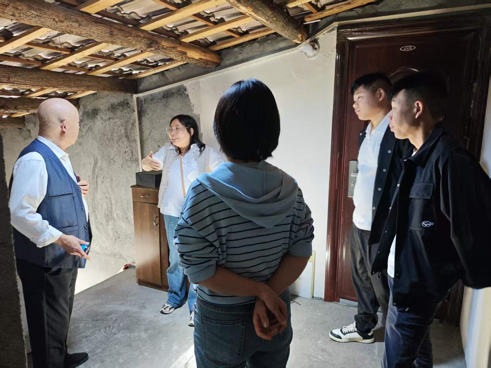 1787812257453310.jpg 社区工作人员入户走访,共商整改方案。.jpg