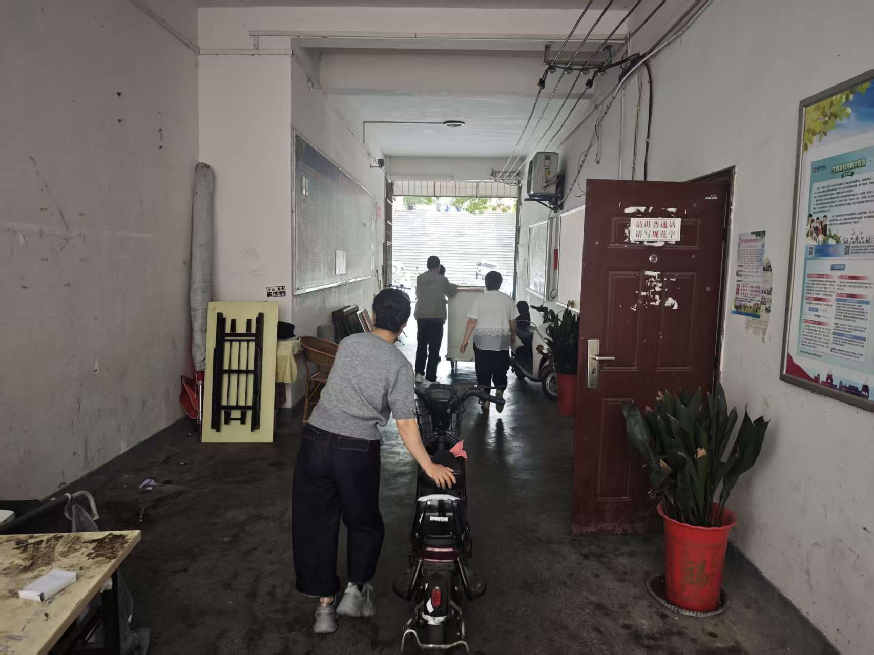 1787812296111533.jpg 住户主动清理楼道杂物,合力打通消防生命通道。.jpg