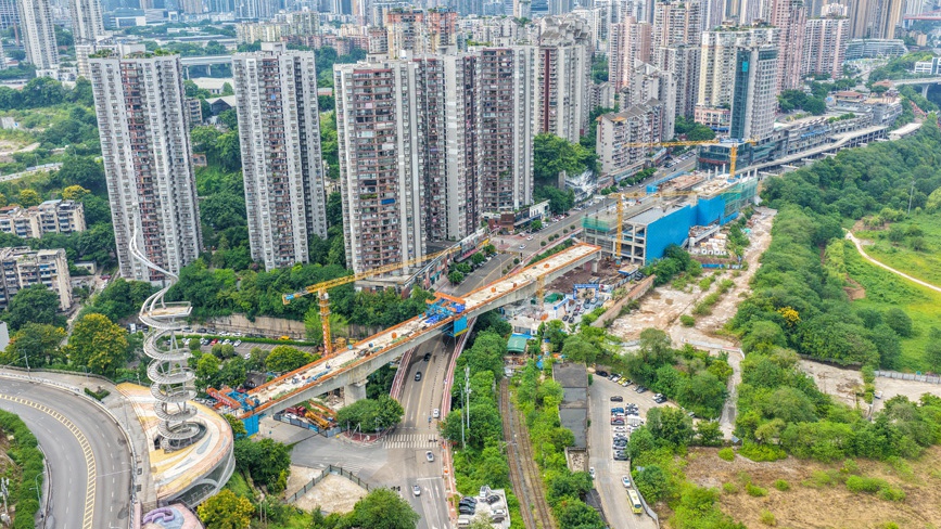 成渝铁路改造工程黄桷坪双线特大桥顺利合龙
