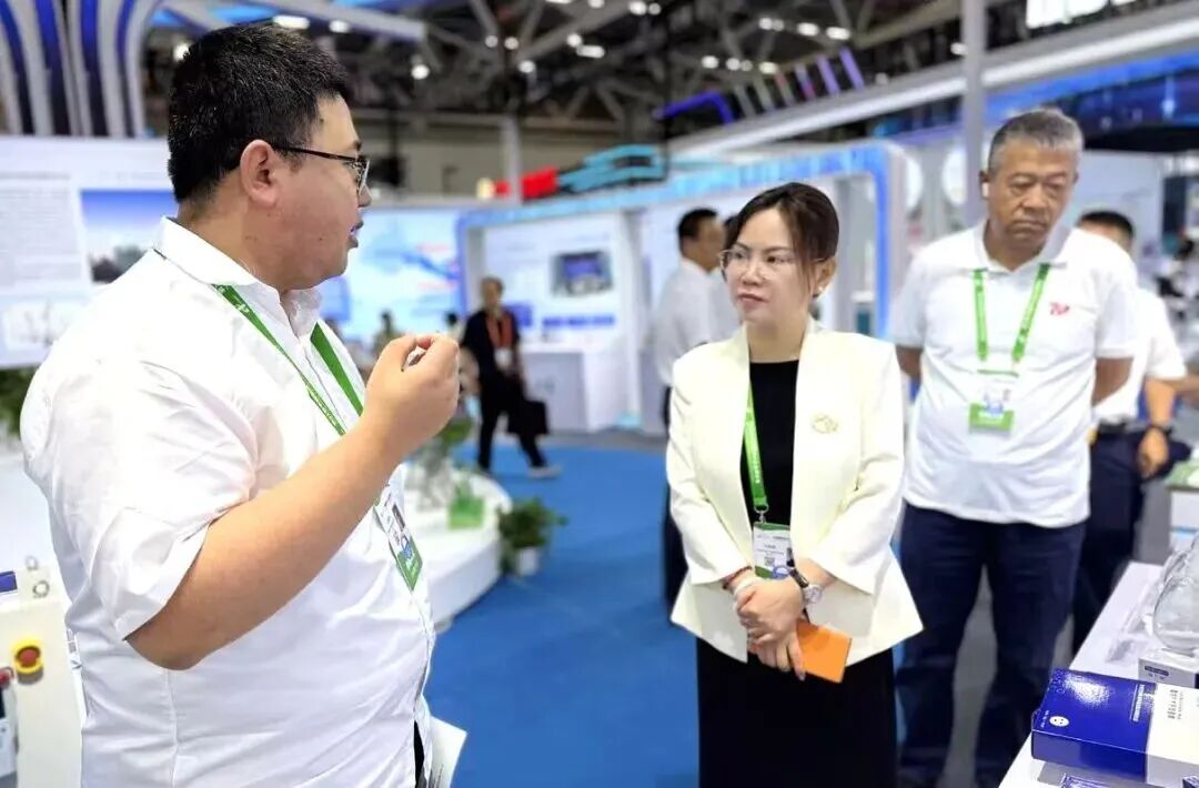 1788489909686719.jpg 工作人员现场介绍公司产品.jpg