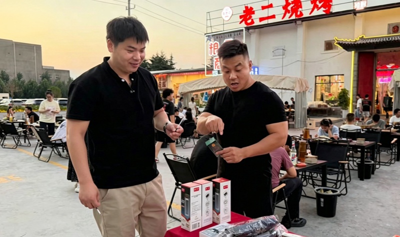 1788944022144898.jpg 图为商户在建工路夜市开展促销活动.jpg