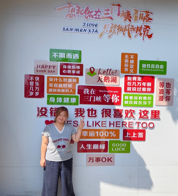 1788944029206806.jpg 店铺门口的打卡墙吸引大量游客前来打卡拍照.jpg