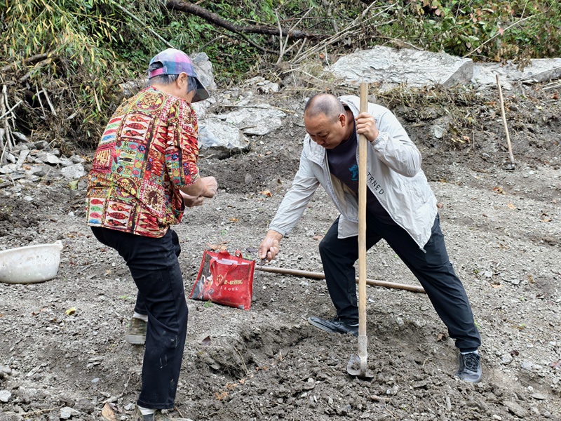 1789095190862659.jpg 夏明辉(右)正指导村民播种藏红花种球.jpg
