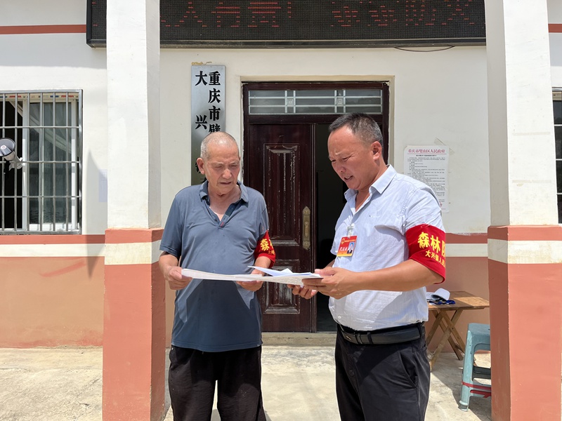 1789455210622447.jpg 2.人大代表与护林员核对进山车辆登记台账_副本.jpg