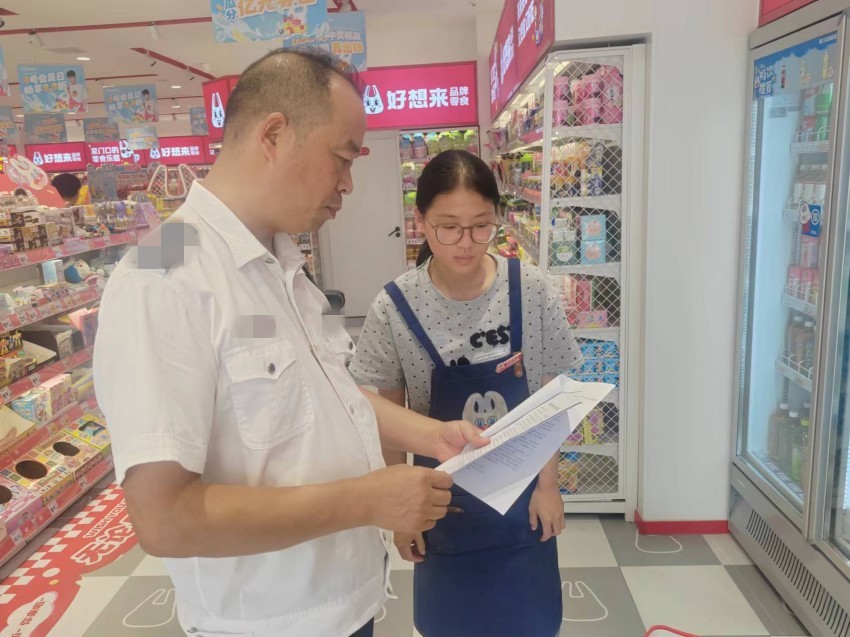 3、执法人员走进零售户进行普法宣传.jpg