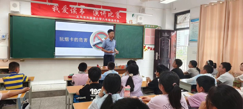 1789894352147539.jpg 图为工作人员开展“送法入校园”普法宣传活动.jpg