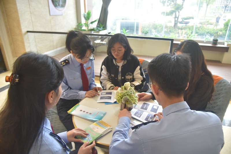 1790064912754197.jpg 税务干部辅导企业进行纳税申报.JPG