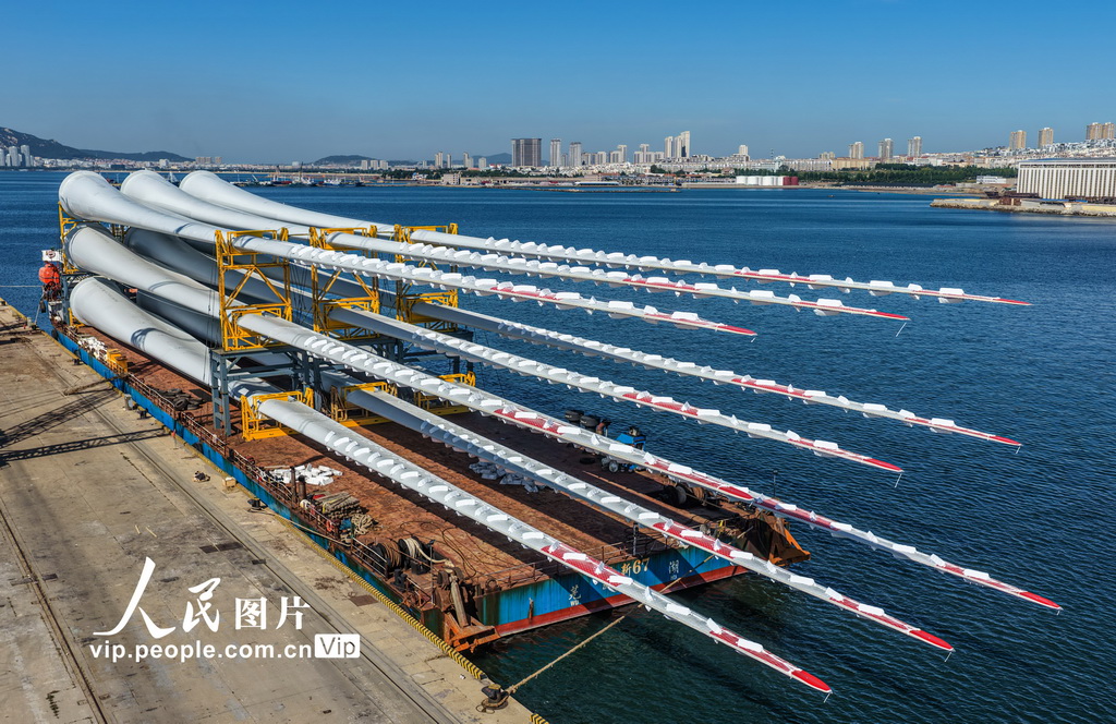 山东荣成：超大型风电叶片完成装船