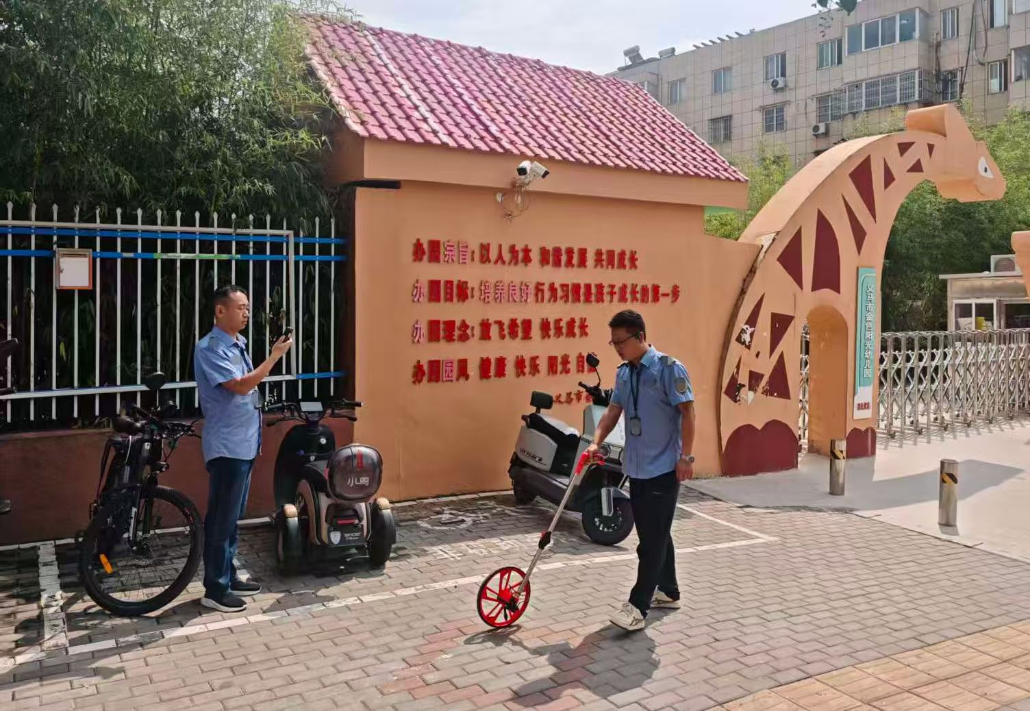 1790584768261272.jpg 图为工作人员实地测量幼儿园周边零售点间距.jpg
