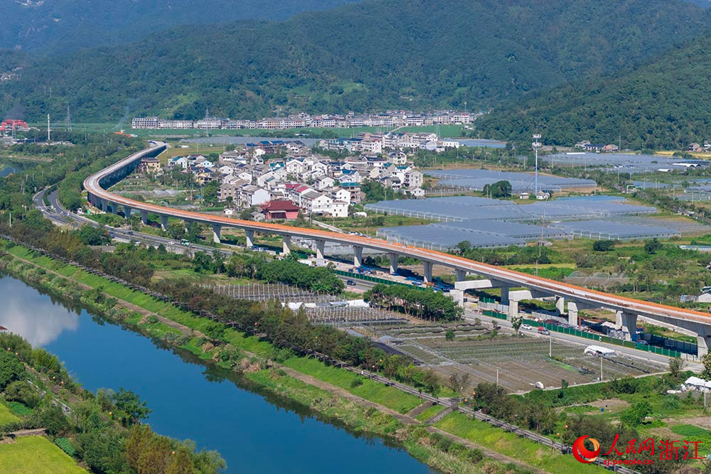 在浙江台州市域铁路S2线黄岩段施工现场，工人正在有序施工。人民网 章勇涛摄