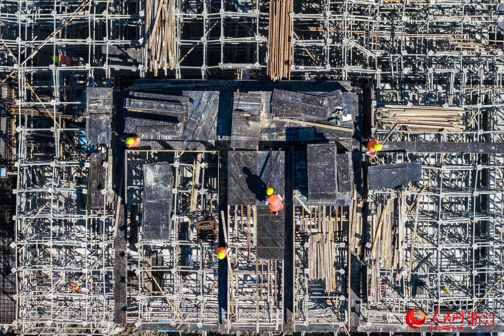 在浙江台州市域铁路S2线黄岩段施工现场，工人正在有序施工。人民网 章勇涛摄