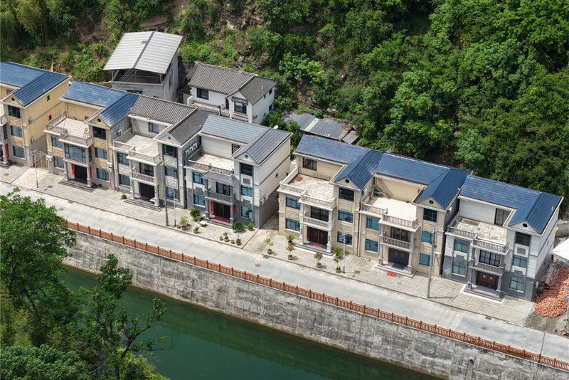 1792039834660478.jpg 大唐陕西水电事业部建设旬阳移民安置点新房屋。解谨伊摄 (2).JPG