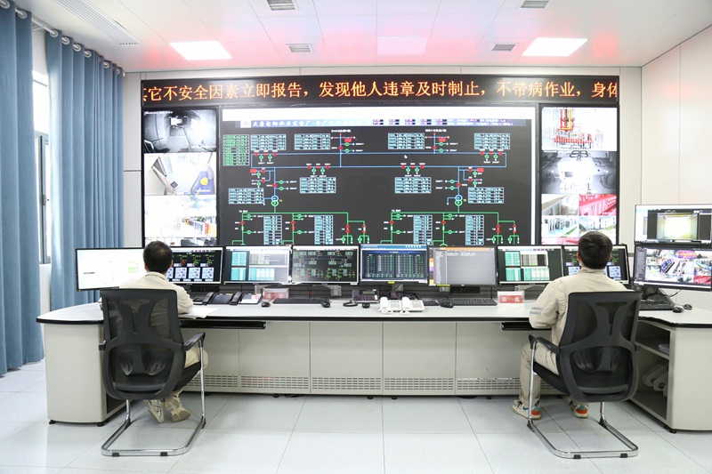 1792039848950499.jpg 大唐陕西水电事业部旬阳厂站工作人员通过监控系统实时掌握洄游鱼儿的动向,及时调整鱼道运行参数。解谨伊摄.jpg