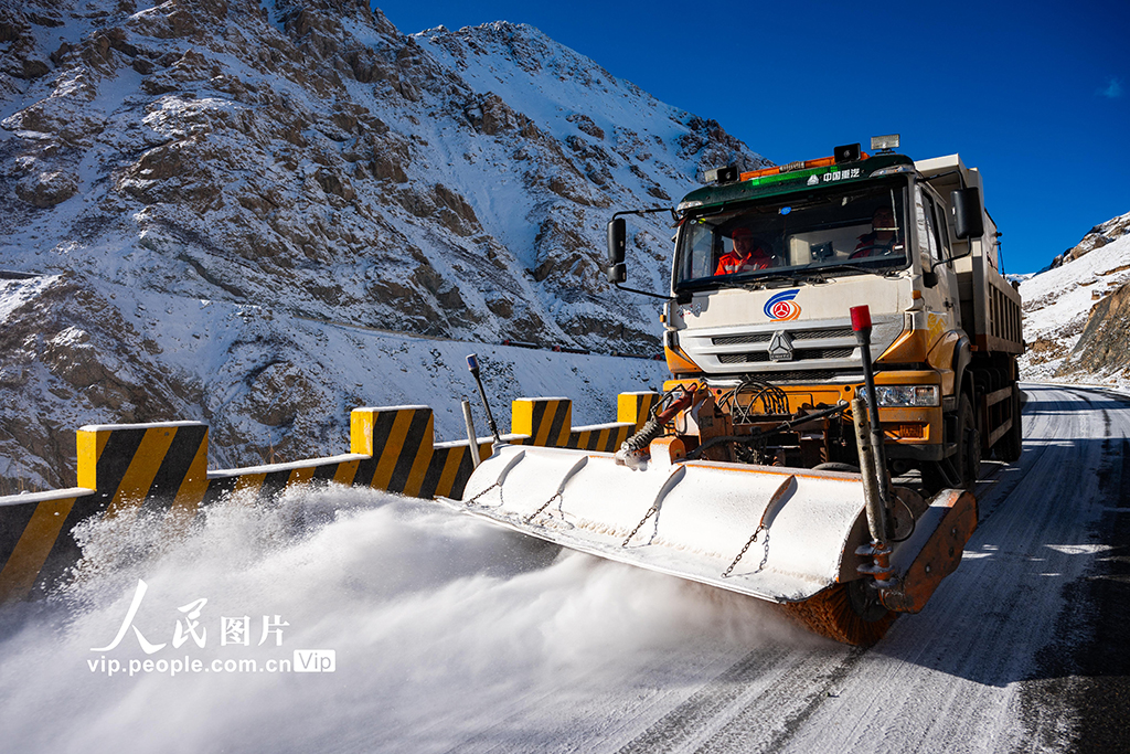 甘肃肃南：机械除雪保畅通【3】