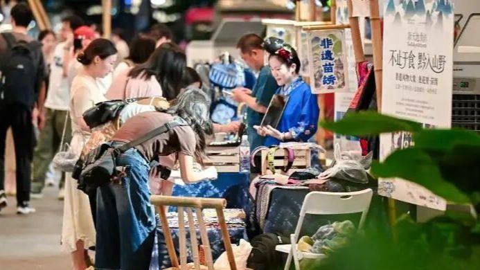 年轻人为什么爱上了“赶小集”？