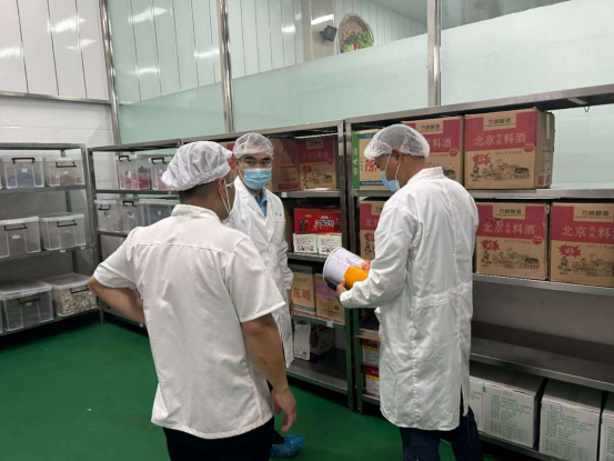 鹤岗市市场监督管理局工农分局执法人员对辖区某集体用餐配送单位原料库进行现场监督检查.png